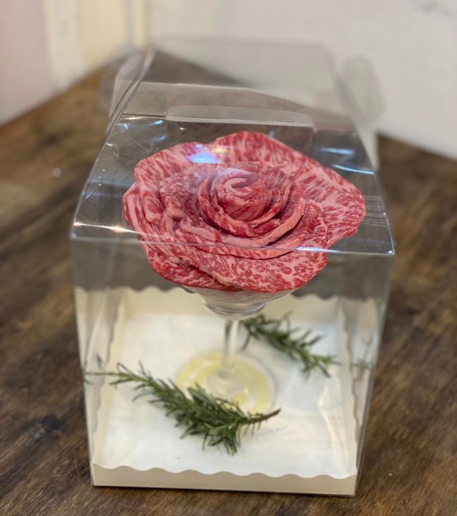 Độc đáo bông hoa hồng làm từ thịt giá gần 1 triệu đồng/bông tặng vợ ngày 8/3 - Ảnh 1.