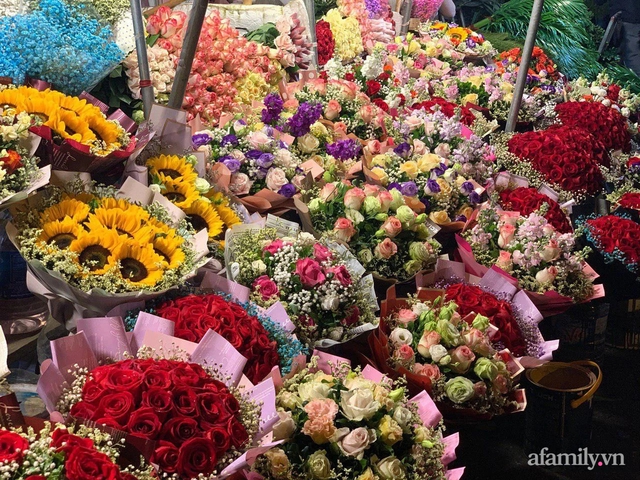 Ngày 8/3: Hoa hồng Đà Lạt tăng giá gấp đôi, hoa nhập ngoại cao gấp 2-3 lần so với trước Tết khiến các shop hoa chỉ dám nhập về cầm chừng - Ảnh 1.