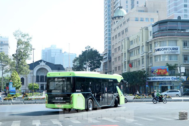  Cận cảnh tuyến xe buýt điện đầu tiên lăn bánh ở TPHCM  - Ảnh 14.