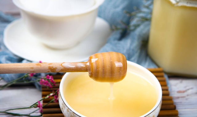 3 nhóm người nếu dùng mật ong không khác nào uống phải thuốc độc: Cảnh báo 5 điều cấm kỵ khi uống nước mật ong kẻo rước bệnh, hại thân - Ảnh 4.