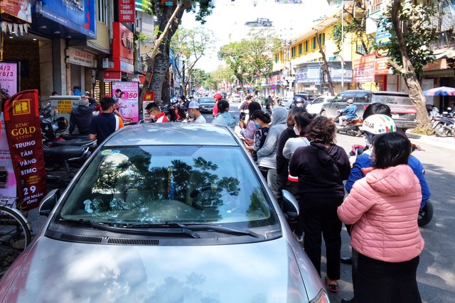 Giá vàng vẫn chạm đỉnh ngày 8/3: Một người dân ở Hà Nội mang 20 cây vàng đi bán thu về 1,4 tỷ - Ảnh 5.