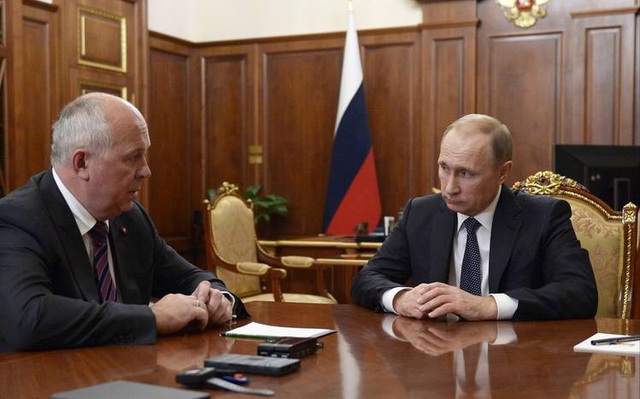 Nhà tài phiệt người Nga Sergei Chemezov, người đứng đầu tập đoàn công nghiệp quốc doanh Rostec và Tổng thống Vladimir Putin