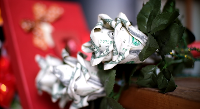 Độc đáo bông hoa hồng làm từ thịt giá gần 1 triệu đồng/bông tặng vợ ngày 8/3 - Ảnh 3.