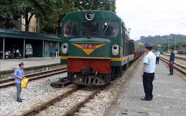 Đội nghiệp vụ Chi cục Hải quan ga đường sắt quốc tế Lào Cai kiểm soát các tàu liên vận chở hàng từ Trung Quốc. Ảnh: Quốc Khánh/TTXVN