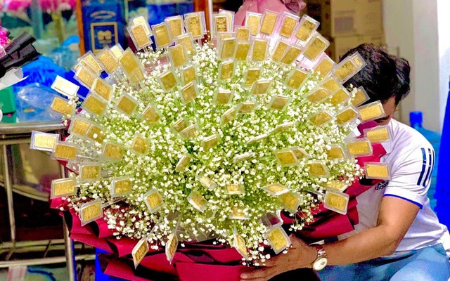 Vụ bó hoa 100 cây vàng gây “sốt” dịp lễ 8/3: Tranh cãi kỳ lạ liên quan đến chủ shop hoa