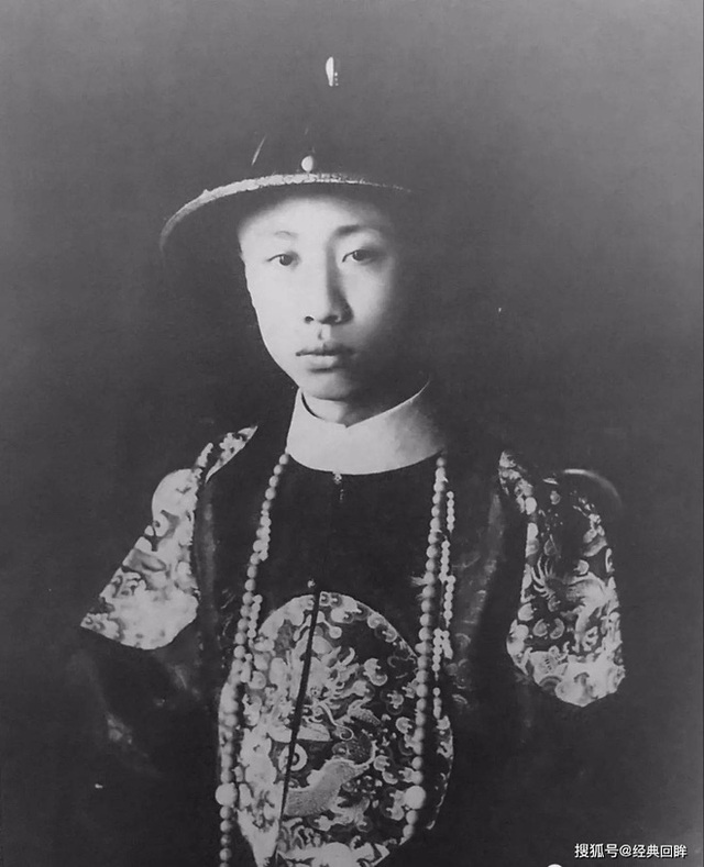  Bộ ảnh hiếm chụp hôn lễ của hoàng đế Trung Quốc cuối cùng: Linh đình tột bậc, có một vật trong phòng tân hôn khiến hậu thế ngạc nhiên - Ảnh 1.