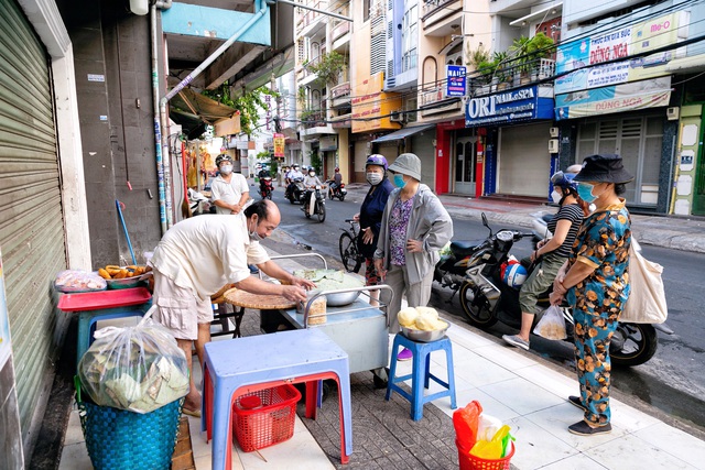 Hàng xôi bọc lá sen tươi đậm chất Bắc giữa lòng Sài Gòn, chỉ bán 2 tiếng mỗi ngày vì quá đông, khiến cậu cả bỏ đại học để nối nghiệp gia đình - Ảnh 2.