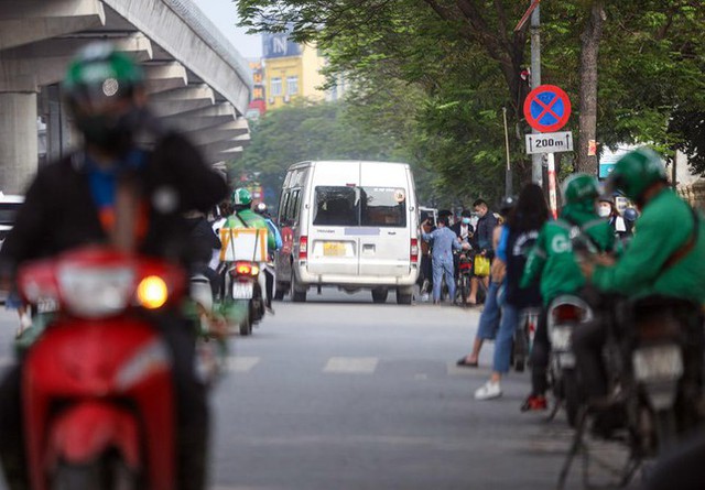  CSGT hóa trang ghi hình vi phạm, nhiều tài xế bất ngờ khi bị xử phạt  - Ảnh 2.