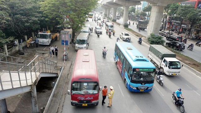  CSGT hóa trang ghi hình vi phạm, nhiều tài xế bất ngờ khi bị xử phạt  - Ảnh 3.