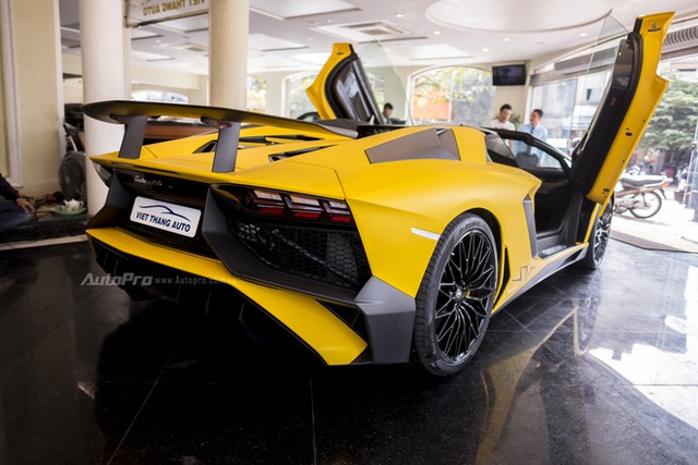 Vừa sắm Lamborghini Aventador SV Roadster đầu tiên Việt Nam, chủ xe chịu chơi chi hẳn trăm triệu độ một chi tiết vàng óng dưới gầm xe - Ảnh 4.