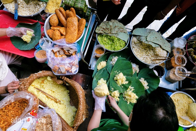 Hàng xôi bọc lá sen tươi đậm chất Bắc giữa lòng Sài Gòn, chỉ bán 2 tiếng mỗi ngày vì quá đông, khiến cậu cả bỏ đại học để nối nghiệp gia đình - Ảnh 5.