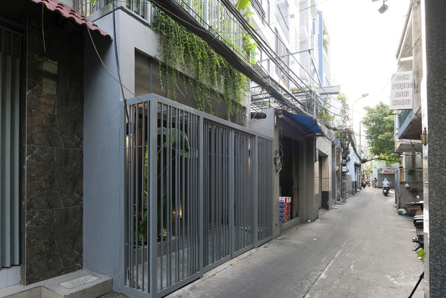 Cải tạo nhà ống bí bách thành không gian sống xanh - thoáng - sáng giữa lòng Sài Gòn - Ảnh 1.