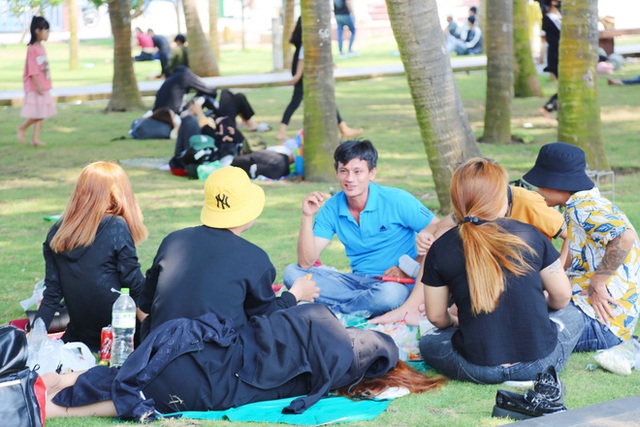  ẢNH: Hàng ngàn người dân nằm vạ vật ở bãi cỏ để chờ tắm biển Vũng Tàu chiều Chủ nhật, trẻ nhỏ mệt mỏi giữa trời nắng gắt  - Ảnh 12.