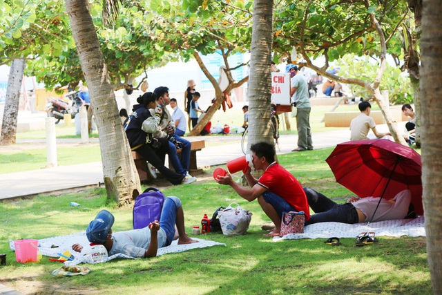  ẢNH: Hàng ngàn người dân nằm vạ vật ở bãi cỏ để chờ tắm biển Vũng Tàu chiều Chủ nhật, trẻ nhỏ mệt mỏi giữa trời nắng gắt  - Ảnh 15.