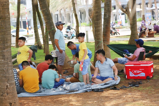  ẢNH: Hàng ngàn người dân nằm vạ vật ở bãi cỏ để chờ tắm biển Vũng Tàu chiều Chủ nhật, trẻ nhỏ mệt mỏi giữa trời nắng gắt  - Ảnh 16.