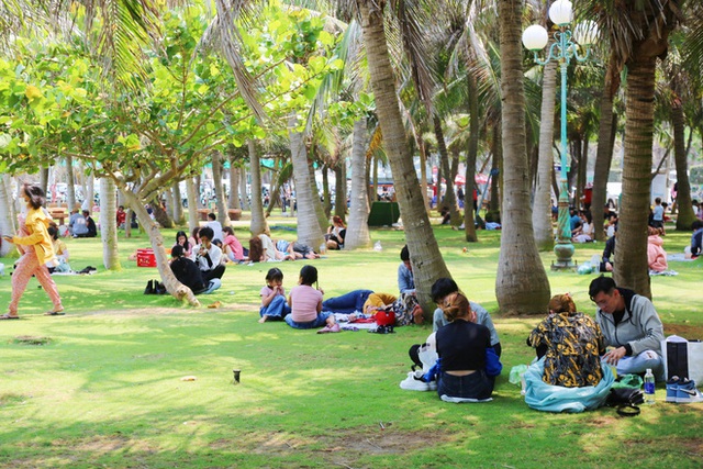  ẢNH: Hàng ngàn người dân nằm vạ vật ở bãi cỏ để chờ tắm biển Vũng Tàu chiều Chủ nhật, trẻ nhỏ mệt mỏi giữa trời nắng gắt  - Ảnh 17.