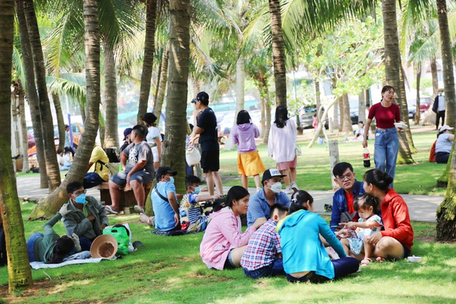  ẢNH: Hàng ngàn người dân nằm vạ vật ở bãi cỏ để chờ tắm biển Vũng Tàu chiều Chủ nhật, trẻ nhỏ mệt mỏi giữa trời nắng gắt  - Ảnh 18.