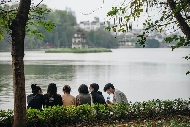  ẢNH: Người dân Hà Nội chen chân tại phố đi bộ hồ Gươm ngày nghỉ lễ Giỗ Tổ Hùng Vương - Ảnh 25.