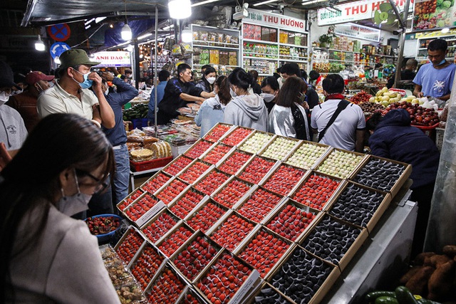  Ảnh: Biển người ken đặc ở chợ đêm Đà Lạt trong tối đầu tiên của kỳ nghỉ lễ 10/3, một số nơi không còn vị trí gửi xe - Ảnh 6.