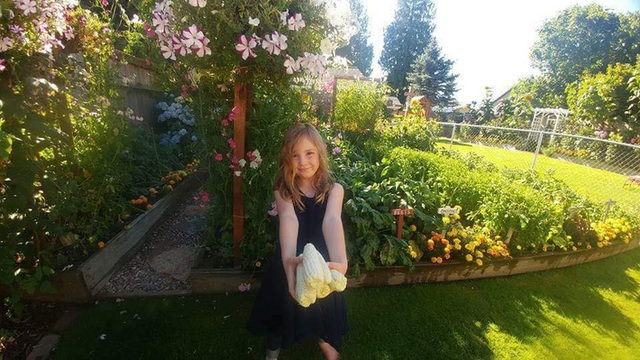 Khu vườn thơ mộng với hoa và rau quả của mẹ đơn thân cùng cô con gái nhỏ xinh đẹp - Ảnh 14.
