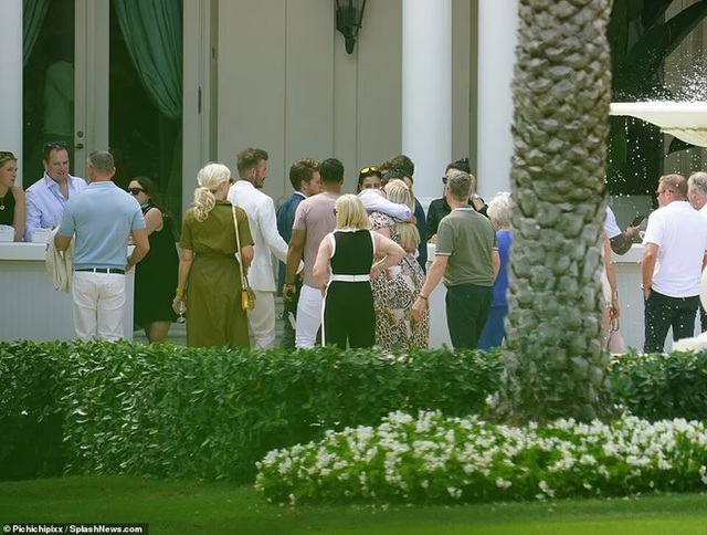 Tiệc sáng khép lại siêu đám cưới: Brooklyn Beckham âu yếm vợ tài phiệt sexy với bàn tay hư, David tặng quý tử xe Jaguar 11,4 tỷ đổng - Ảnh 18.