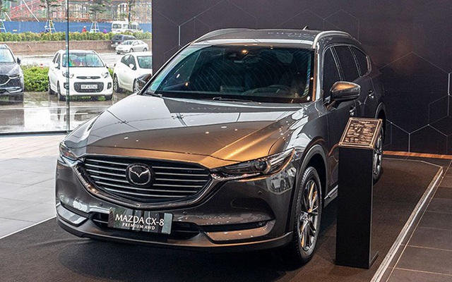Mazda CX-8 giảm giá sốc còn 919 triệu đồng tại đại lý, tăng sức đấu Hyundai Santa Fe