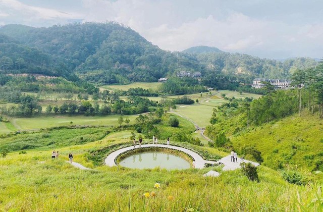 Giá chưa đến 1 triệu đồng/đêm, homestay ở Đà Lạt có gì mà khiến đại gia BĐS Midu 5 lần 7 lượt đến nghỉ dưỡng, tổ chức sinh nhật? Đẹp tựa bức tranh, có thể săn mây ngay trên giường, nghỉ lễ mà trốn ở đây thì tuyệt - Ảnh 10.