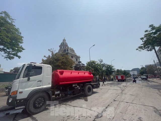  Hiện trường vụ cháy ‘lâu đài’ hàng trăm tỷ ở Quảng Ninh  - Ảnh 1.