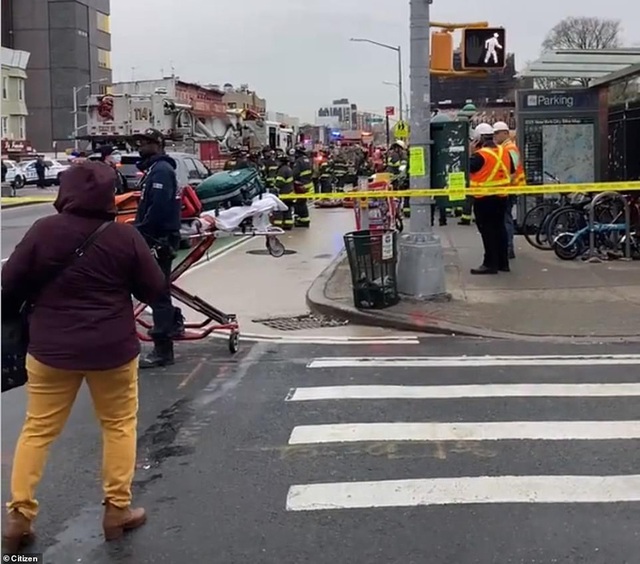 NÓNG: Nhiều người bị bắn trong ga tàu điện ngầm ở New York - Ảnh 1.