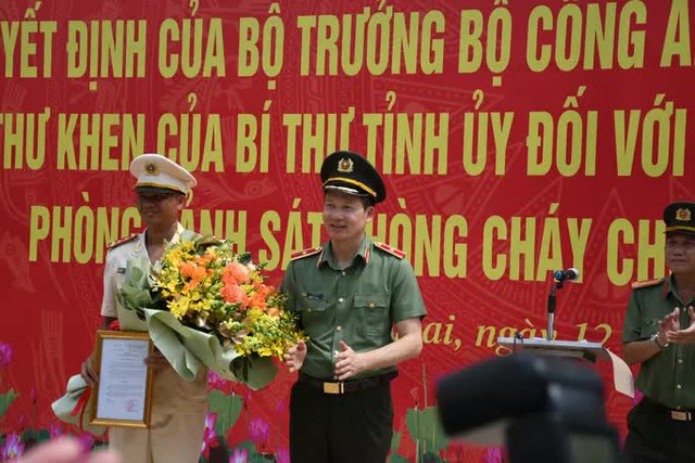  Công bố quyết định thăng quân hàm vượt cấp cho người hùng cứu 4 người đuối nước  - Ảnh 6.