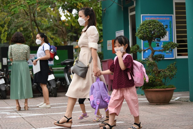  ẢNH nửa triệu trẻ mầm non Hà Nội đi học lại sau 1 năm xa trường lớp: Rất vui mà đòi về cũng nhiều! - Ảnh 1.