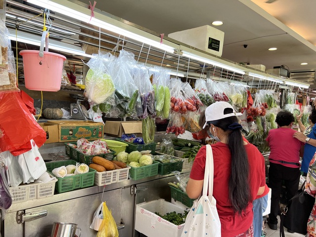 Sức hút bất ngờ tại chợ truyền thống Singapore khiến người dân mê mẩn hơn cả siêu thị? - Ảnh 2.