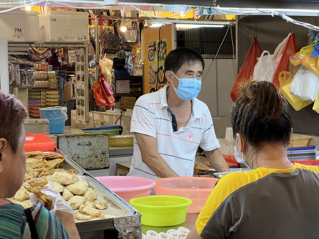 Sức hút bất ngờ tại chợ truyền thống Singapore khiến người dân mê mẩn hơn cả siêu thị? - Ảnh 4.