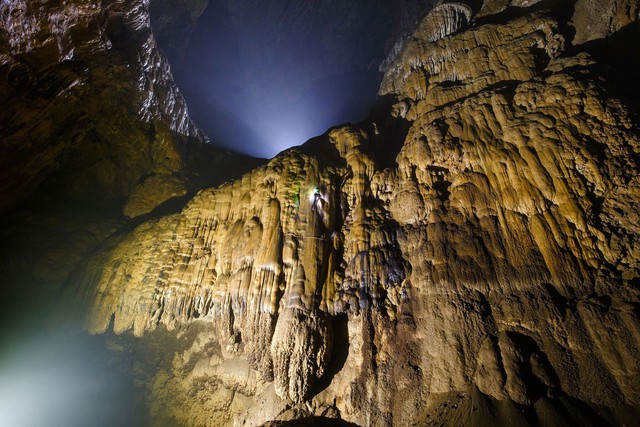 Có gì trong tour du lịch khám phá hang động lớn nhất Việt Nam? Giá tương đương chuyến du lịch quanh châu Âu, có tiền chưa chắc đã đi được, Chủ tịch ACB Trần Hùng Huy phải thốt lên 2 chữ thán phục - Ảnh 3.