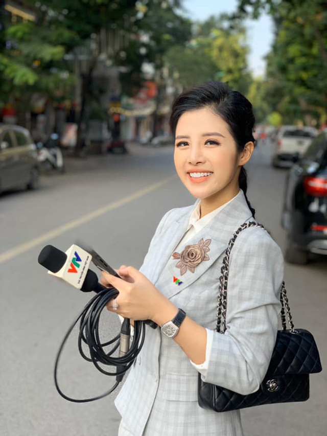 Nữ BTV của VTV xinh như hoa hậu, cuộc sống sang chảnh và gu thời trang hàng hiệu cực đỉnh - Ảnh 2.