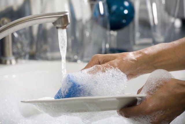6 thói quen tai hại khi rửa bát nhà nào cũng mắc phải, bát đĩa chả những không sạch mà còn khiến vi khuẩn sinh sôi, rước ung thư vào người - Ảnh 2.