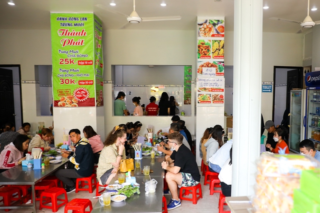 Quán bánh khọt nổi tiếng Vũng Tàu có 30 nhân viên, khách nườm nượp suốt 30 năm - Ảnh 8.