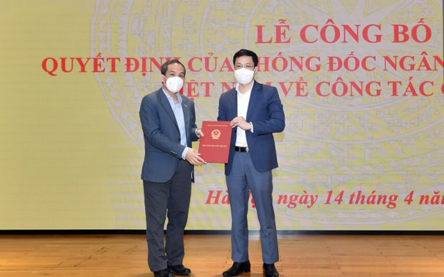 Phó Thống đốc Đoàn Thái Sơn trao quyết định bổ nhiệm cho ông Nguyễn Phi Lân