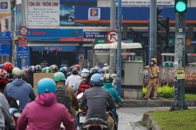 Ảnh: Kẹt xe khủng khiếp tại cửa ngõ sân bay Tân Sơn Nhất, nhiều người chán nản vì muộn giờ làm, con trễ học - Ảnh 3.
