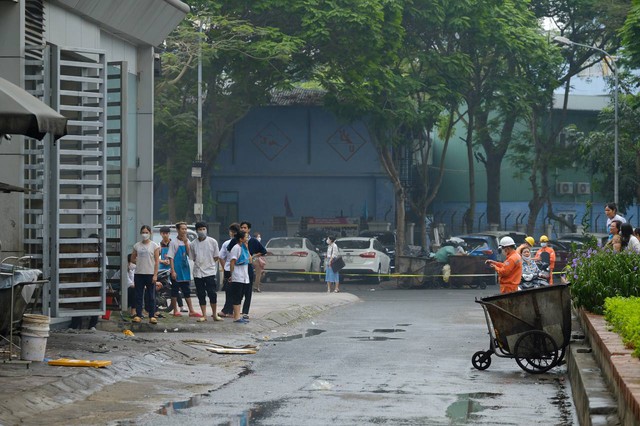 Hà Nội: Cháy nhà hàng dưới hầm toà nhà Vicostone 167 Hoàng Ngân, khói nâu bốc cao hàng chục mét, người dân hoảng hốt bỏ chạy - Ảnh 4.