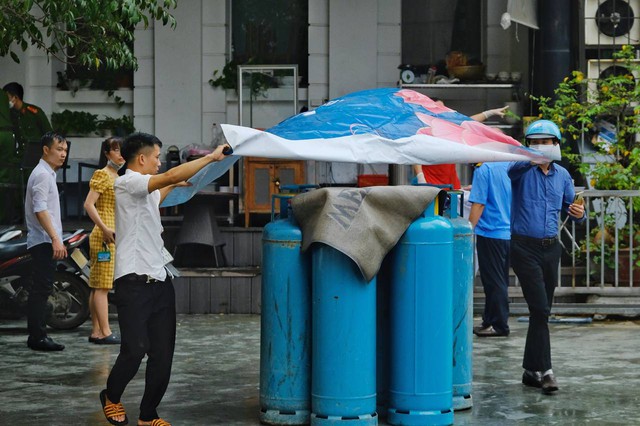 Hà Nội: Cháy nhà hàng dưới hầm toà nhà Vicostone 167 Hoàng Ngân, khói nâu bốc cao hàng chục mét, người dân hoảng hốt bỏ chạy - Ảnh 5.