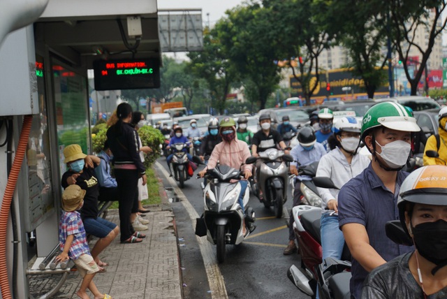 Ảnh: Kẹt xe khủng khiếp tại cửa ngõ sân bay Tân Sơn Nhất, nhiều người chán nản vì muộn giờ làm, con trễ học - Ảnh 5.