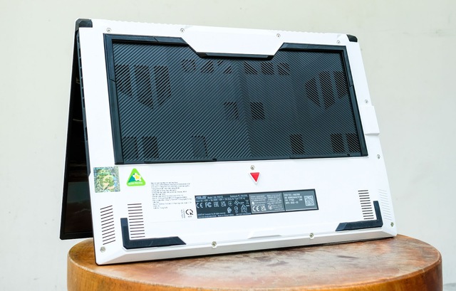 Laptop 26 triệu có thiết kế lạ, cấu hình mạnh từ Asus - Ảnh 2.