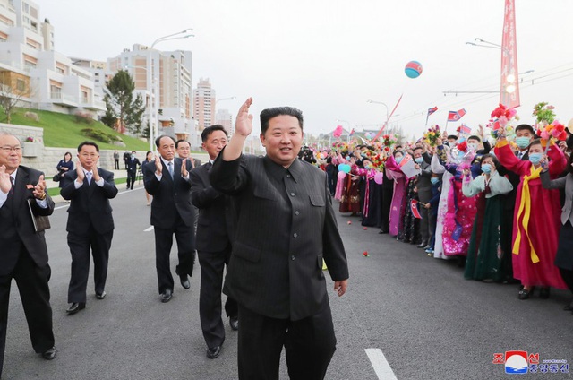 Ông Kim Jong-un tặng nhà cho Quý bà áo hồng: Có gì bên trong khu nhà đẹp như cung điện? - Ảnh 2.