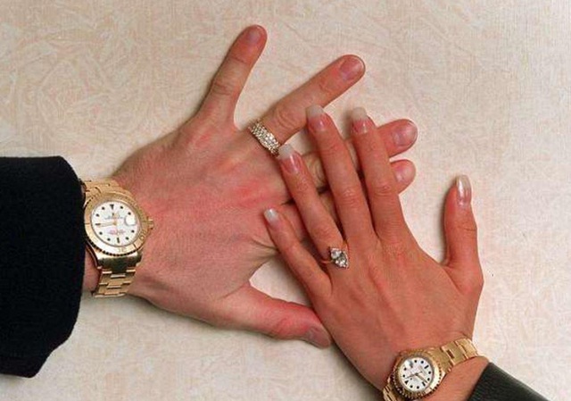 Vợ tài phiệt của Brooklyn Beckham hé lộ nhẫn cưới bản cập nhật: Nhìn size mà thấy nặng thay cô dâu, nhẫn đính hôn 10,4 tỷ chưa là gì - Ảnh 4.