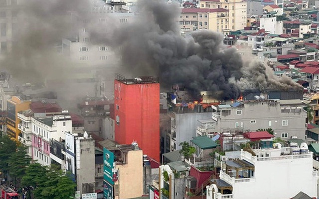 Hà Nội: Cháy lớn trên phố Đê La Thành, cột khói đen bốc cao cuồn cuộn