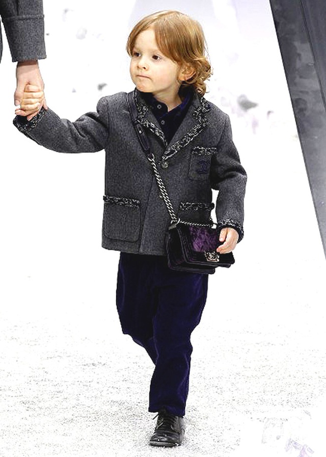  “Hoàng tử bé thần thái ngút ngàn, mới 2 tuổi đã sải bước tại show Chanel, sở hữu khối tài sản triệu đô bây giờ ra sao? - Ảnh 2.