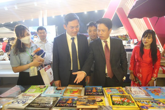  Phó Chủ tịch Hà Nội đánh giá cao tiện ích thanh toán số các gian hàng ở Sóng Festival  - Ảnh 1.