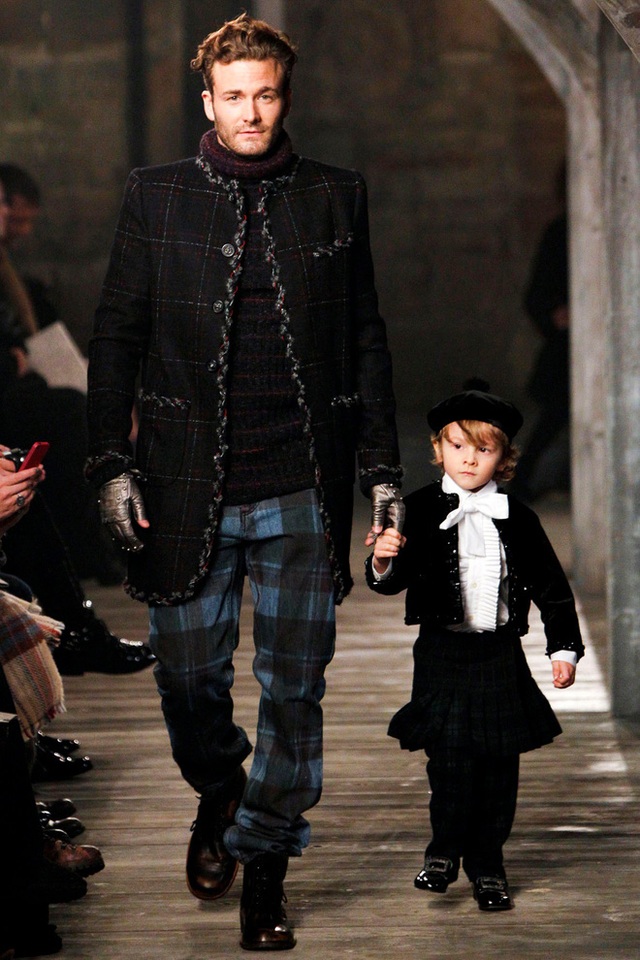  “Hoàng tử bé thần thái ngút ngàn, mới 2 tuổi đã sải bước tại show Chanel, sở hữu khối tài sản triệu đô bây giờ ra sao? - Ảnh 3.