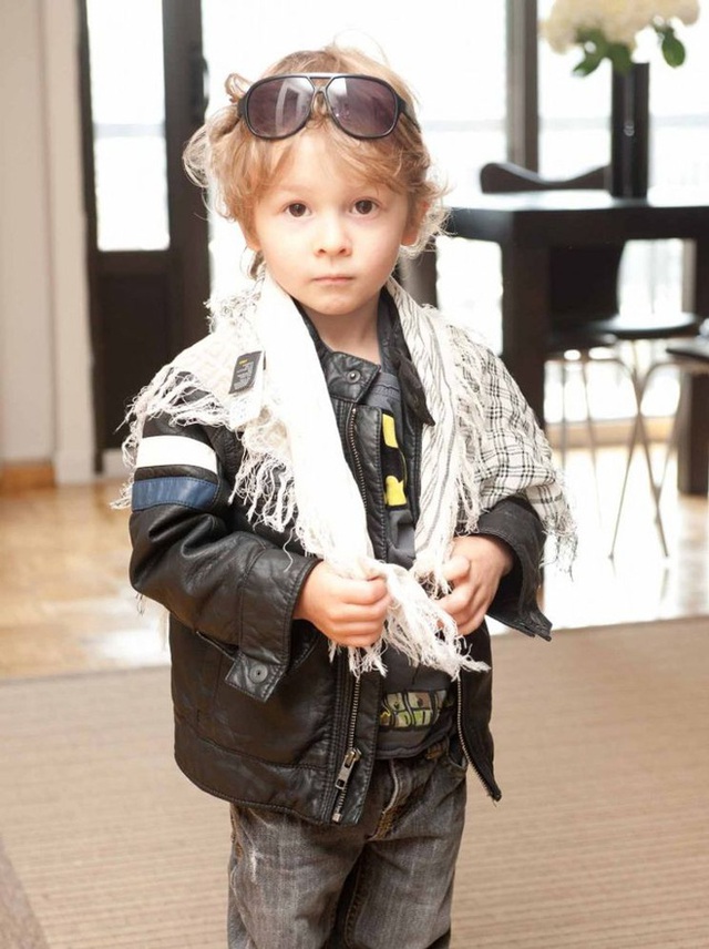  “Hoàng tử bé thần thái ngút ngàn, mới 2 tuổi đã sải bước tại show Chanel, sở hữu khối tài sản triệu đô bây giờ ra sao? - Ảnh 4.